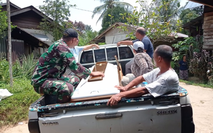 Bantu pemakaman warga perbatasan 