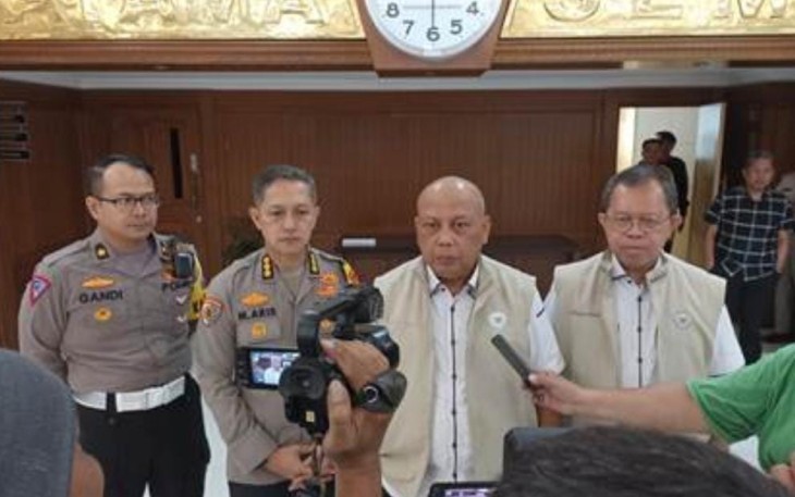 Irjen Pol (Purn) Drs Muji Hartanto saat memberikan keterangan pers di mapolda Jatim, Rabu (19/4))