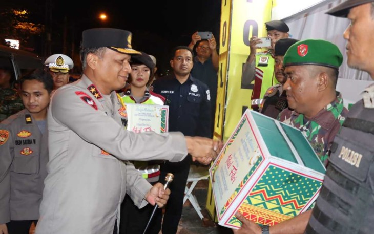 Kapolda Kalteng Irjen Pol Drs Nanang Avianto saat memberikan bingkisan lebaran petugas pengamanan 