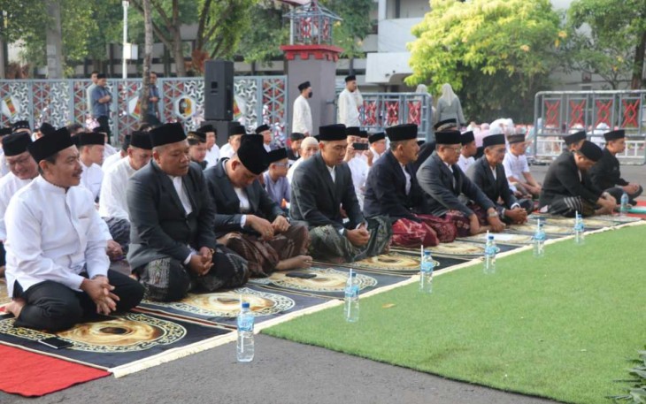 Sholat Ied berjamaah di halaman kantor Pemkab Tulangagung
