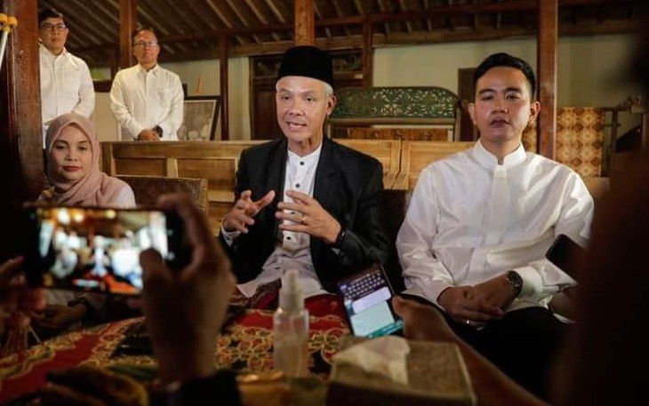 Ganjar Pranowo bersama Gibran usai sholat Ied, Sabtu (22/4)