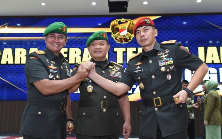 Kasad Jenderal TNI Dudung Abdurachman bersama Danjen Kopassus usai sertijab 