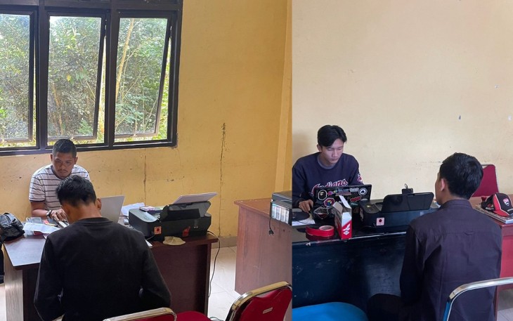 Kedua pelaku saat diperiksa penyidik