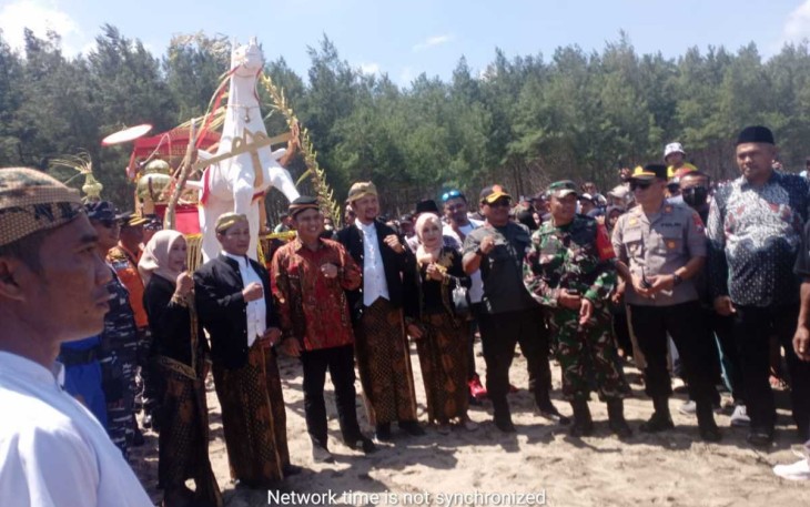 Tradisi budaya Larung Ketupat 