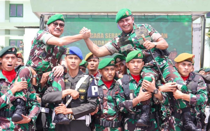 Mayjen TNI Sulaiman Agusto salam komando penyerahan pasukan ke Pangdam XII/Tpr Mayjen TNI Iwan Setiawan, Makodam, Selasa (2/5) 