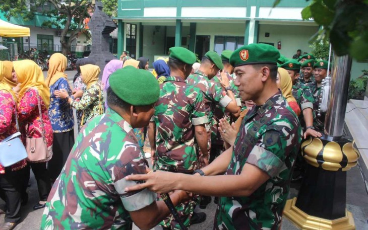 Dandim 0807/Tulungagung Letkol Czi Nooris Agus Rinanto saat halal bihalal bersama anggotanya 