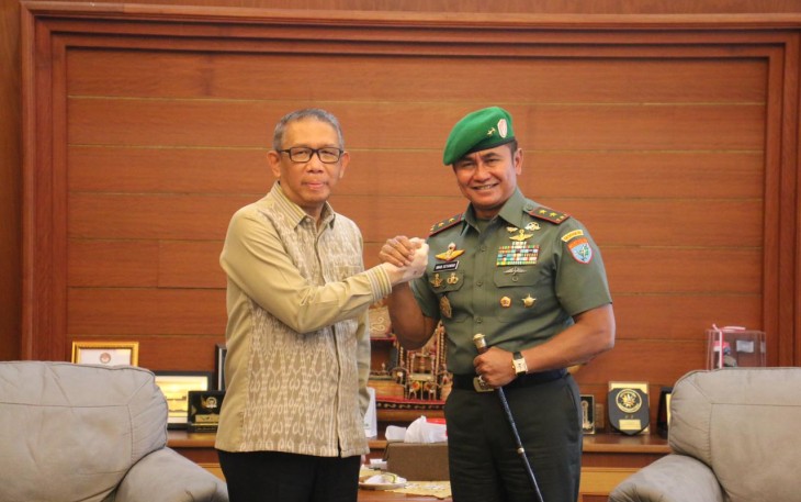 Gubernur Kalbar H Sutarmidji foto bersama Pangdam XII/Tpr Mayjen TNI Iwan Setiawan di kantor gubernur, Kamis (4/5)