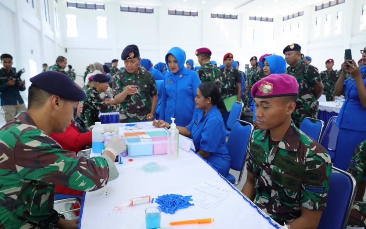 Pangkoarmada III Laksda TNI Agus Hariadi saat meninjau bakti kesehatan donor darah, Kamis (4/5)