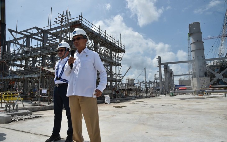 Menteri ESDM Arifin Tasrif saat meninjau pembangunan smelter Manyar PT Freeport Indonesia di Gresik, Kamis (4/5)