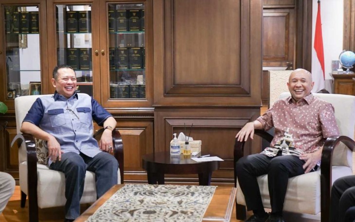 Bambang Soesatyo saat pertemuan dengan MenKopUKM Teten Masduki di Jakarta, Jum'at (5/5)