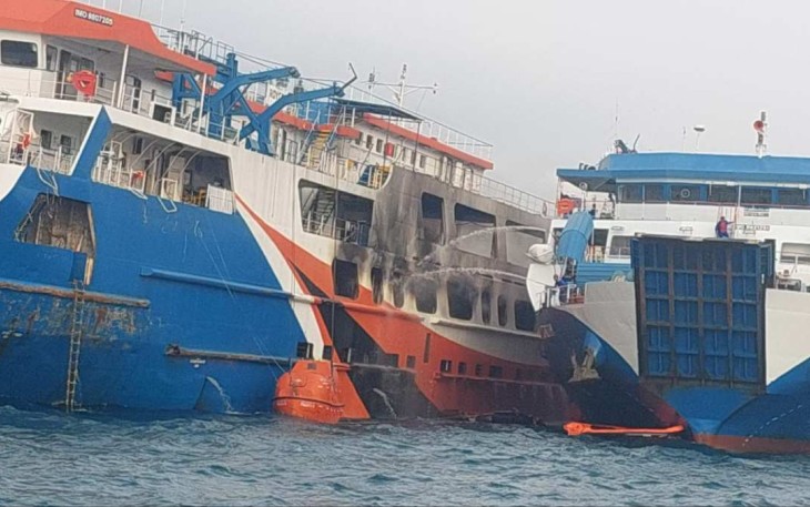 KMP Royce 1 terbakar di selat Sunda, Sabtu (6/5)