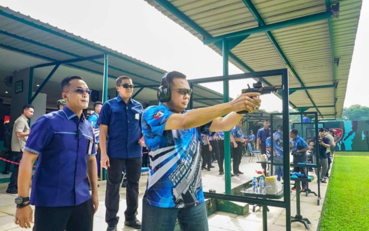 Bambang Soesatyo saat menembak ajang Kasau Cup 2023 di Jakarta, Minggu (7/5)