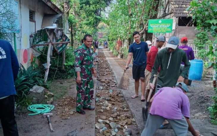 Pengecoran jalan desa wilayah binaan 