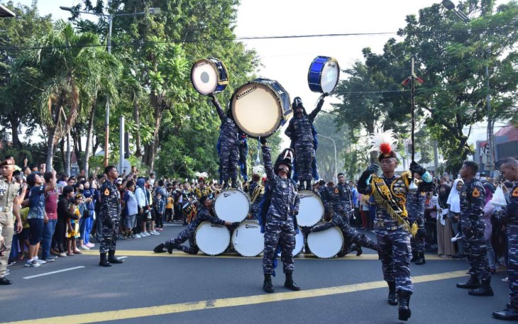 Atraksi GS Gita Jala Taruna AAL di Surabaya, Minggu (7/5)