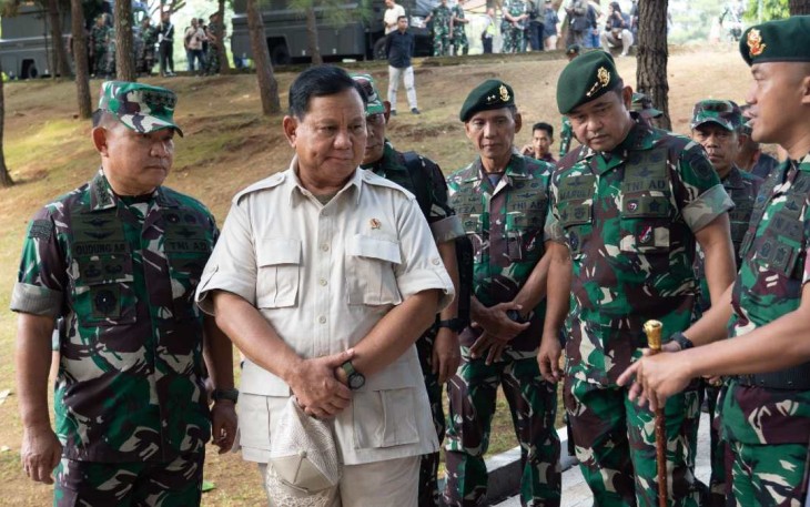 Kasad Jenderal TNI Dudung Abdurachman saat mendampingi kunjungan Menhan Prabowo Subianto di Yonif PR 330/Tri Darma, Bandung, Kamis (11/5)