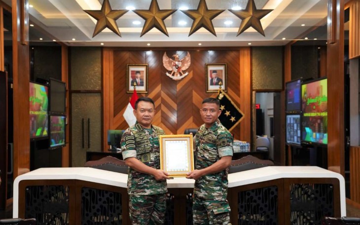 Sertu Dirhamsyah saat menerima penghargaan Kasad di Mabesad Jakarta, Jum'at (12/5)