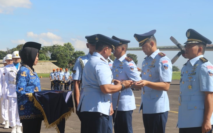 Dandepohar 10 Kolonel Tek Iman Prayogo saat sertijab Dansathar 12 dan Dansathar 15 di Bandung 
