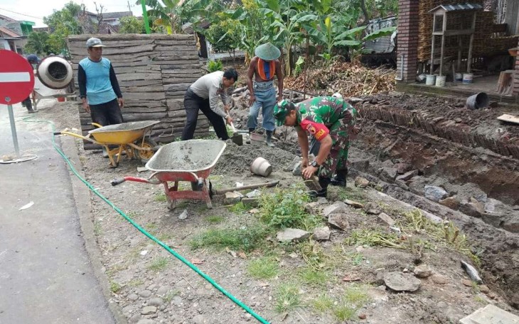 Gotong royong perbaiki saluran air di wilayah binaan 
