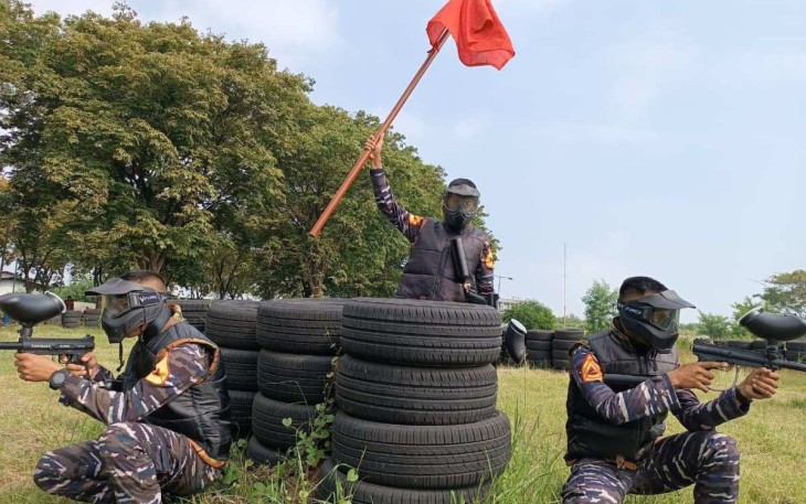 Latihan menembak taruna AAL