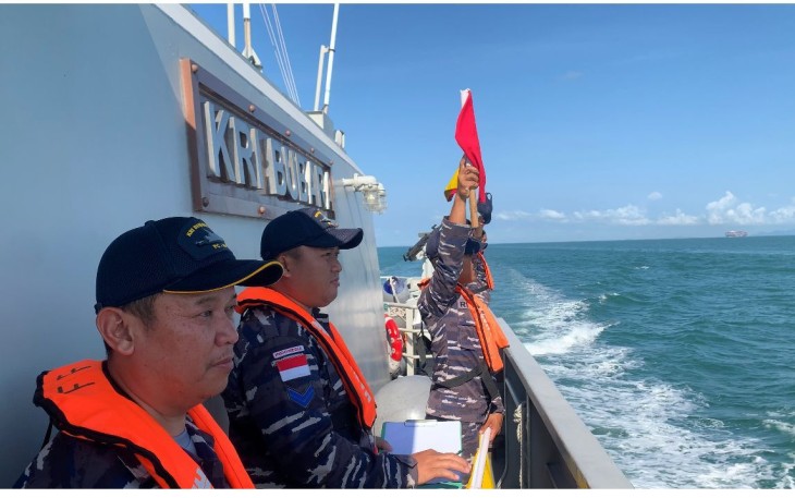 KRI Bubara 868 saat menyambut kapal perang India INS Kavaratti P31 memasuki perairan Batam, Minggu (14/5)