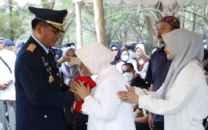 Dankoharmatau Marsda TNI Bambang Triono saat memberikan bendera merah putih ke keluarga almarhum, Senin (15/5)