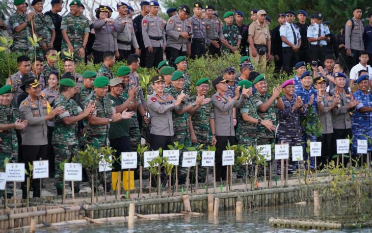Tanam mangrove serentak wilayah Kodam IX/Udayana, Senin (15/5)