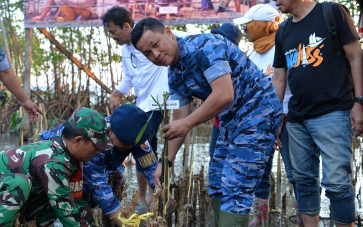 Danlanud Sultan Hasanuddin Marsma TNI David Yohan Tamboto tanam mangrove di Pantai Kuri, Maros, Senin (15/5)