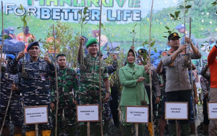 Pangdam XII/Tpr Mayjen TNI Iwan Setiawan tanam mangrove serentak, Senin (15/5)