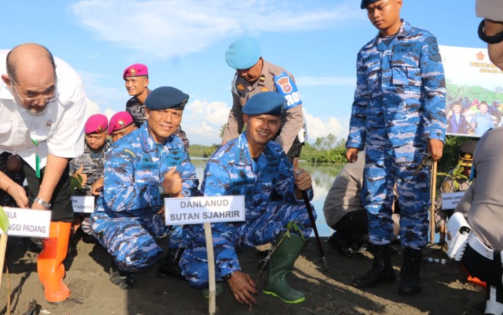 Danlanud Sutan Sjahrir Kol Nav Saeful Rakhmat bersama Ketua PIA AG Cab 14/D.I Lanud Sut Ny Cicik Saeful Rakhmat tanam mangrove di Pasir Jambak, Senin (15/5)