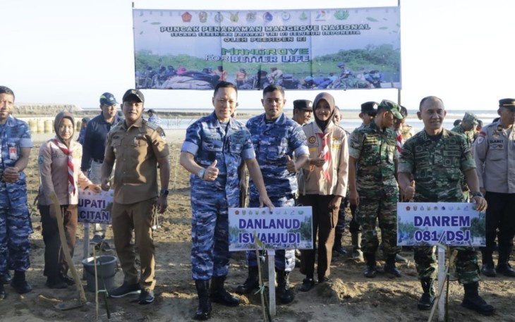 Danlanud Iswahjudi Marsekal Pertama TNI Irwan Pramuda tanam mangrove serentak di pantai Soge Pacitan, Senin (15/5)