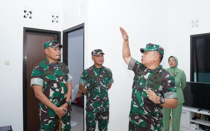 Kasad Jenderal TNI Dudung Abdurachman saat meninjau rumdis prajurit Yonarhanud 15/DBY, Semarang 