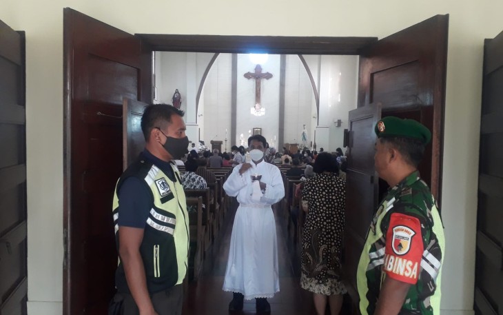 Pengamanan ibadah Kenaikan Isa Al-Masih di gereja