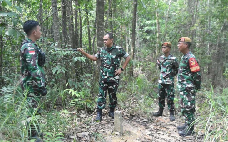 Danrem 121/Abw Brigjen TNI Pribadi Jatmiko saat meninjau perbatasan RI- MLY 