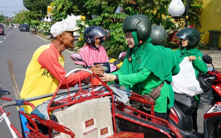 Persit KCK Koorcab Rem 081 Bantu Abang Becak