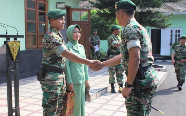 Danmenarmed 2 Kostrad Kolonel Arm Joko Setiyo Kurniawan saat melepas prajurit terbaiknya pindah satuan 