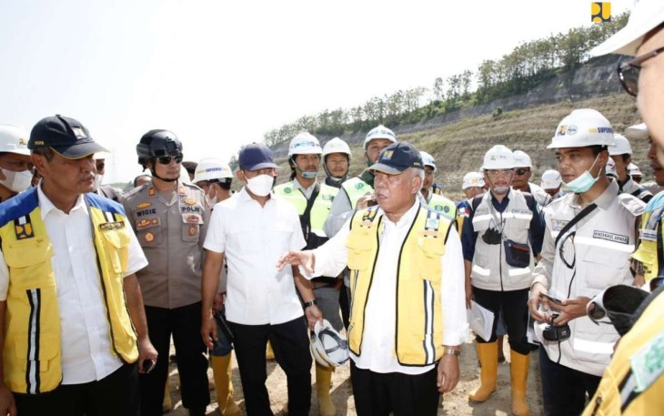 Menteri Basuki saat meninjau progres pembangunan bendungan Jragung di Kabupaten Semarang 