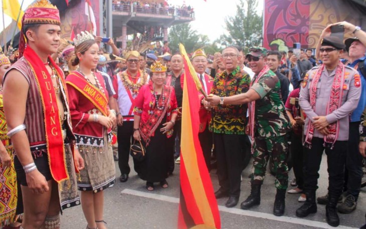 Pangdam XII/Tpr Mayjen TNI Iwan Setiawan bersama Gubernur Kalbar H Sutarmidji melepas pawai Pekan Gawai Dayak ke-37 Kalimantan Barat, Sabtu (20/5)
