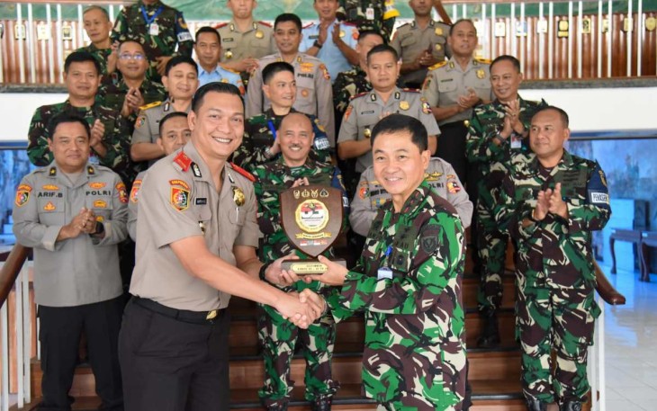 Danseskoau Marsda TNI Elianto Susetio saat menerima cenderamata dari Kasespim Lemdiklat Polri Irjen Pol Prof Dr Chryshnanda Dwilaksana di kesatrian Seskoau Lembang, Bandung, Senin (22/5) 