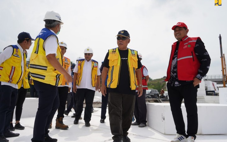 Menteri Basuki (tengah) saat meninjau pengerjaan tol Cisumdawu 