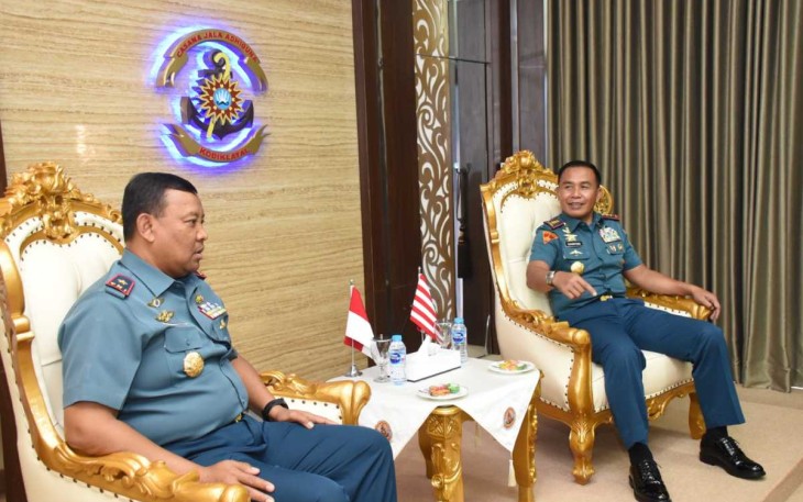 Dankodiklatal Letjen TNI (Mar) Suhartono saat menerima kunjungan Danlantamal V