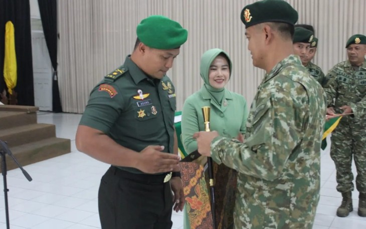 Danmenarmed 2 Kostrad Kolonel Arm Joko Setiyo Kurniawan saat melepas prajurit terbaiknya pindah satuan