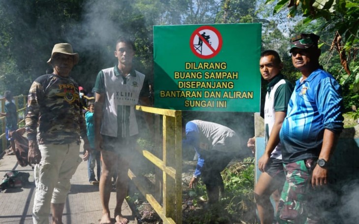 Kompi A Yon Tarlat III Elang Latsitardanus Bersama Masyarakat Bersihkan Aliran Sungai Batang Mauh
