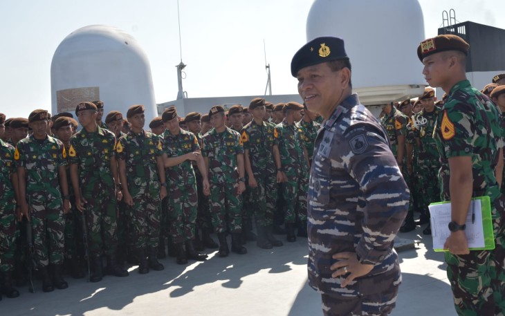 Wadan Kodiklatal Laksma TNI Dato' Rusman saat pelepasan taruna AAL