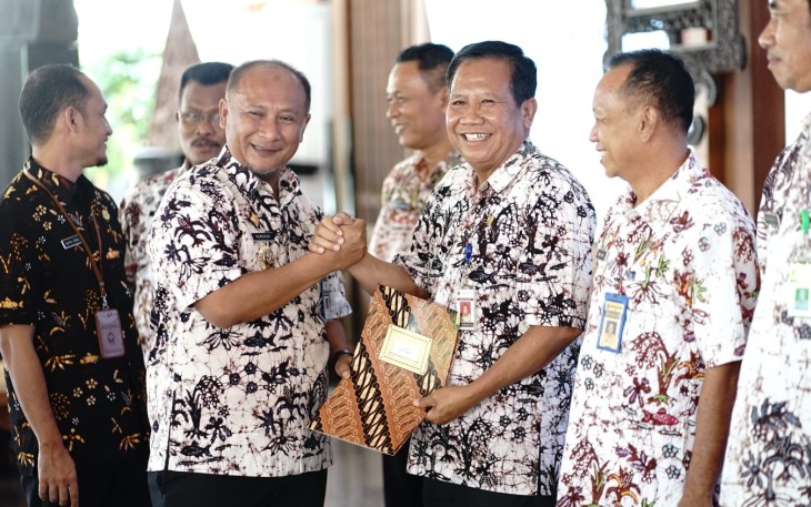 Pj Bupati Pati menyerahkan SK Pensiun secara simbolis