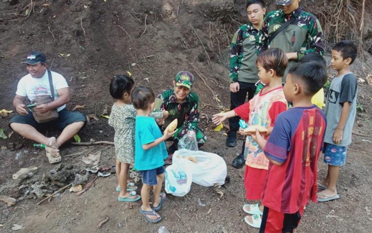 Dansatgas TMMD Bagikan Senak Pada Anak-anak 