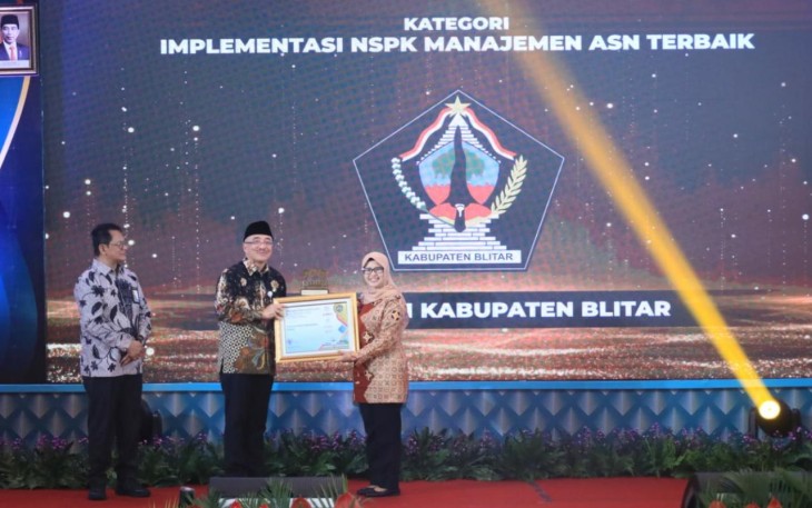 Bupati Blitar Rini Syarifah Terima Dua Penghargaan di Ajang BKN Award Tahun 2023 di Surabaya 