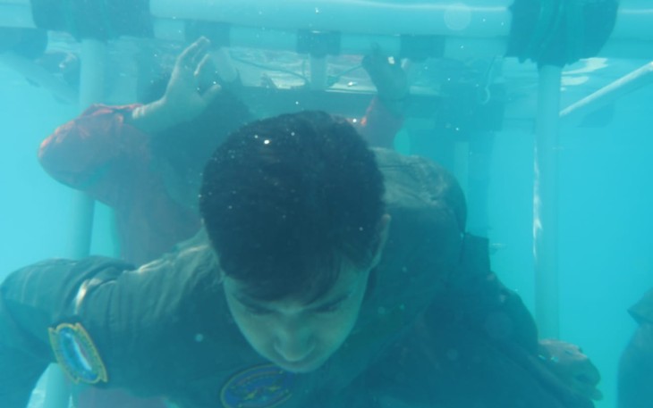 Latihan Penyelamatan Awak Pesawat di Bawah Air 