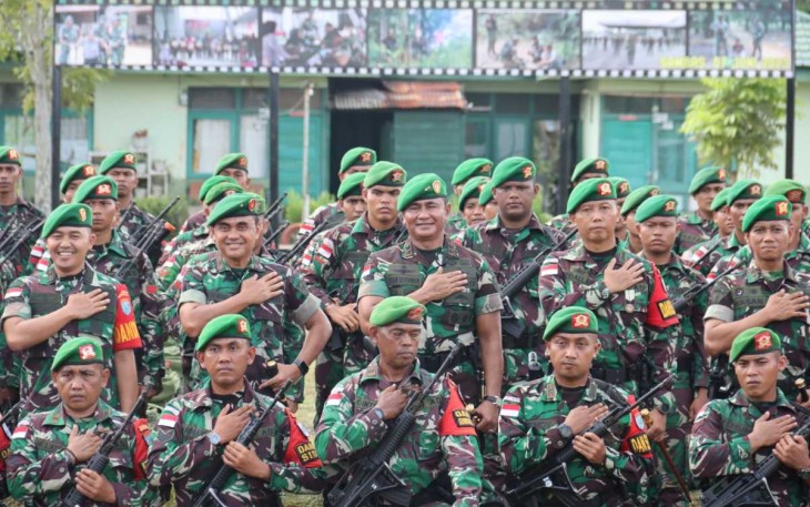 Pangdam XII/Tpr Mayjen TNI Iwan Setiawan bersama Prajurit Yonif 645/Gty