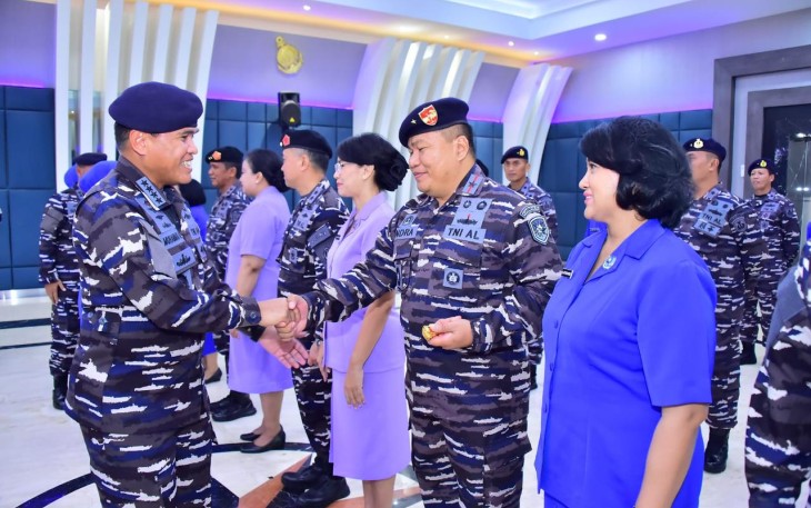 Kasal Laksamana TNI Muhammad Ali saat memberikan ucapan selamat kenaikan pangkat prajuritnya 