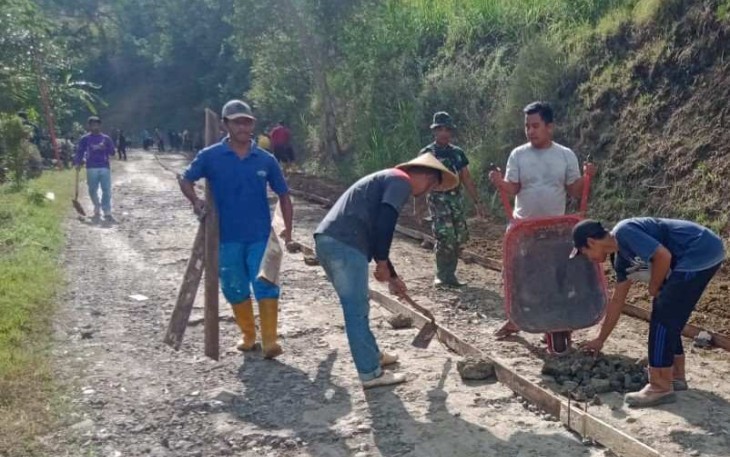 Pengecoran jalan desa wilayah binaan 